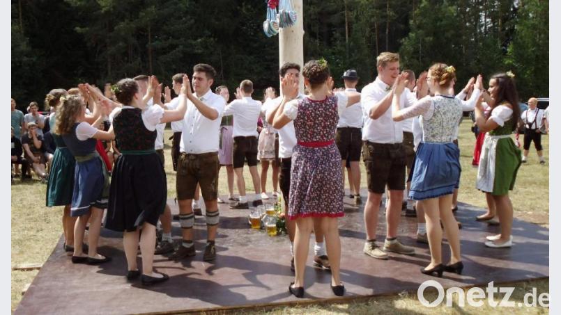 Beim Austanzen des Kirwabaume, wie hier beim „Hans bleib daou“, bestätigen die 14 Paare die Aussage ihres Tanzlehrers Dieter Kohl, dass „die Weiherer einfach sauguate Tänzer san“. Bild: u