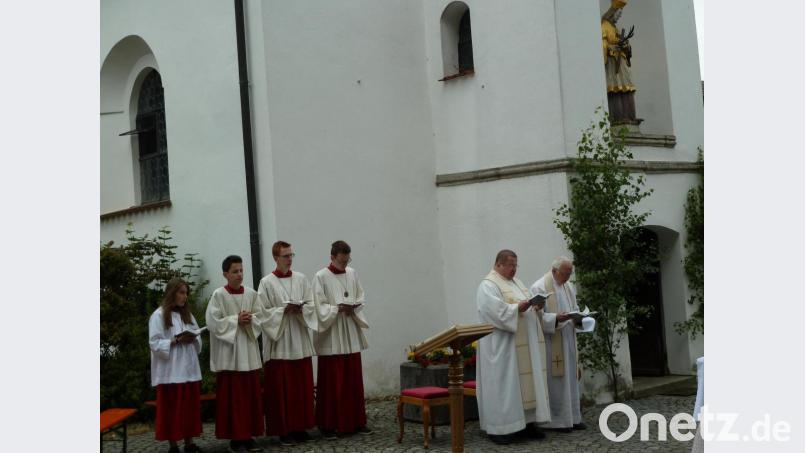 Gottesdienst auf dem Dorfplatz Bild: wrt