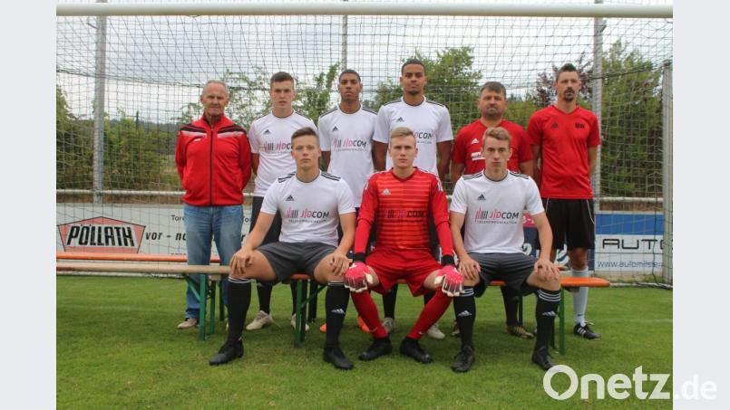 Trainer Roland Lang und die Neuzugänge der SV Grafenwöhr hoffen auf eine erfolgreiche Landesliga-Saison: (stehend von links) Sportlicher Leiter Stefan Farago, Timo Bachmeier, Jamal Dubois ( beide JFG Haidenaabtal), Maurice Albers (SpVgg SV Weiden Jugend), Trainer Roland Lang, Torwart-Trainer Benjamin Winkler; (sitzend von links) Johannes Kopp (TSV Kirchenlaibach-Speichersdorf), Nikolas Wiesnet (SVSW Kemnath), Luca Reiß (SpVgg SV Weiden Jugend). Es fehlen: Philipp Tauber (FC Tremmersdorf) und Marcello Siemski (SC Schwarzenbach). Bild: sne