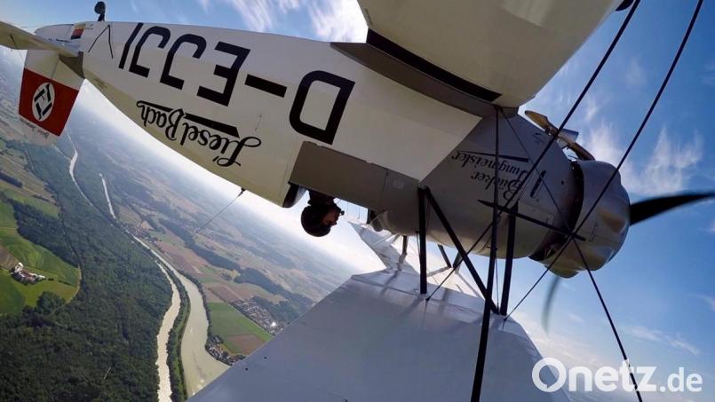 Man hat den Eindruck, es macht ihr Spaß: Die Bücker Jungmeister, ein Klassiker aus den 1930er Jahren, beim Kunstflug Bild: Oliver Heupel/exb