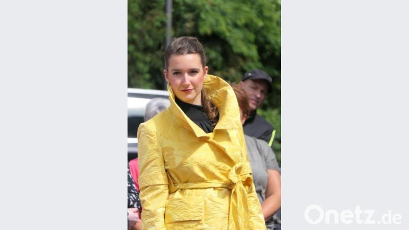 Mit diesem Stoff werden normalerweise Wände in Schlössern verkleidet. Eva Maria Enslein näht eine Jacke daraus. Bild: ils