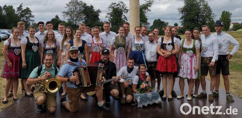 Mit Recht sind die Weiherer stolz auf ihre schmucken Kirwapaare, die beim Baumaustanzen von den „Allerscheynst’n“ musikalisch begleitet werden. Kniend im Bild das Ober-Kirwapaar Christine Meiler und Thomas Losch. Bild: u