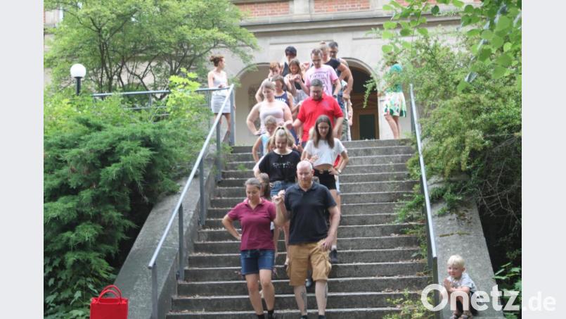 Noch in Zivil trainieren die Trachtler am Originalschauplatz vor der Stützelvilla für ihren Auftritt bei der Serenade am Mittwoch, 17. Juli. Bild: wrt
