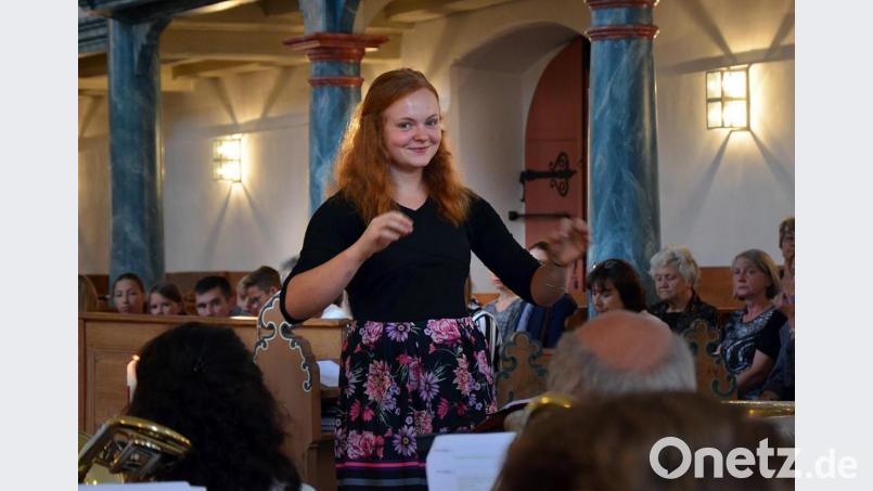 Ingrid Janner vom Posaunenchor Thansüß dirigiert das schwedische Lied „Morgon och Afton&quot; (Morgen und Abend) als Schlussstück des musikalischen Gottesdienstes. Dort stellten die Nachwuchsdirigenten ihr Können unter Beweis. Bild: amü