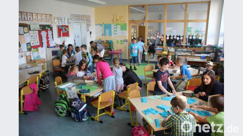 Ihren Gästen aus dem Kindergarten gaben die Erstklässler der Grundschule erste Einblicke in die Welt der Buchstaben. Bild: frd