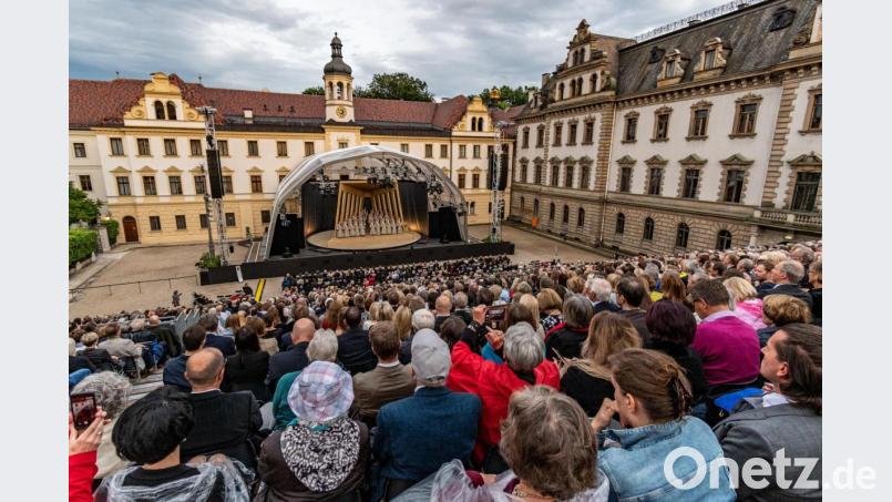 Zuschauer sitzen während der Thurn-und-Taxis-Schlossfestspiele mit der Oper „Nabucco“ im Fürstenschloss St. Emmeram. Bild: Armin Weigel