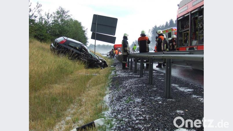 Am Straßenrand sind noch die Hagelkörner zu erkennen, die am Freitagnachmittag niedergingen. Bild: exb/Feuerwehr Mitterteich