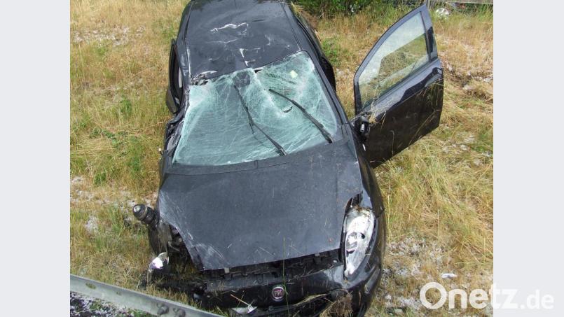 Großes Glück hatte der Fahrer des Fiat, der allein im Wagen saß. Die Beifahrerseite wurde bei dem Unfall eingedrückt. Bild: exb/Feuerwehr Mitterteich