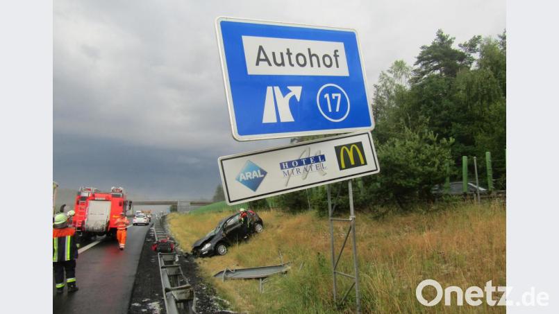 Beim Unfall an der Anschlussstelle Wiesau entstand erheblicher Schaden. Die A 93 musste für rund eineinhalb Stunden gesperrt werden, die Feuerwehren leiteten den Verkehr um. Bild: wro