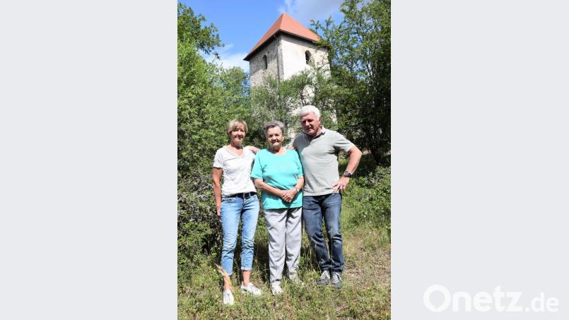 Das hätte sich Hedwig Hauer aus Ensdorf nicht träumen lassen. An ihrem 90.Geburtstag war sie zu Besuch in ihrem Heimatdorf Kirchenödenhart, das sie 1938 verlassen musste. Jetzt war sie wieder hier, zum ersten Mal seit 80 Jahren. Im Hintergrund zu sehen ist der Kirchturm der Dorfkirche Maria Magdalena. Bild: bö