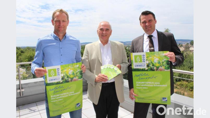 Landrat Thomas Ebeling, Alois Hagl als Vorsitzender des Partnervereins und Christian Meyer (von rechts), der Geschäftsführer des Vereins Partner für den Landkreis, werben für die Teilnahme am Zukunftspreis. Bild: exb