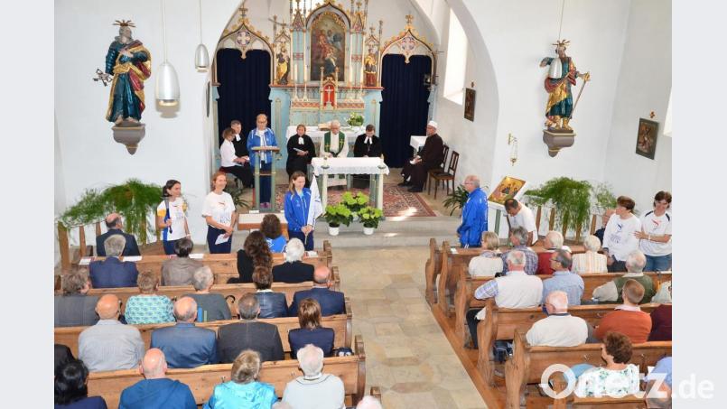 Schwester Beninga Carstens, Pfarrer Dieter Schinke, Vasanti Niemz, Gunhild Stempel, Pfarrer Georg Hartl, Dekan Wendrich Slenvzka und Iman Maher Khedr (im Altarraum, von links) bringen als Vertreter verschiedener Glaubensgemeinschaft den ökumenischen Gedanken der Autobahnkirche zum Ausdruck. Bild: fjo
