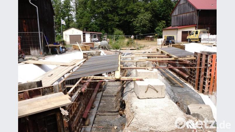 Die Arbeiten an der Brücke über den Flötzbach im Mühlweg sind voll am Laufen. Bild: luk