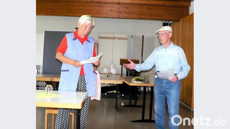 Zur Stimmung auf beim Sommerfest der Senioren der evangelischen Kirchengemeinde in Neustadt am Kulm trug das neue Sprach- und Gesangsduo, mit Margot Pichler und Martin Stock, mit ihren Sketchen zur launigen Unterhaltung bei. Bild: exb