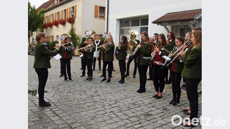 Die Blaskapelle St. Georg umrahmte unter Leitung von Sophie Rüth das Gedenken am Ehrenmal. Bild: sön