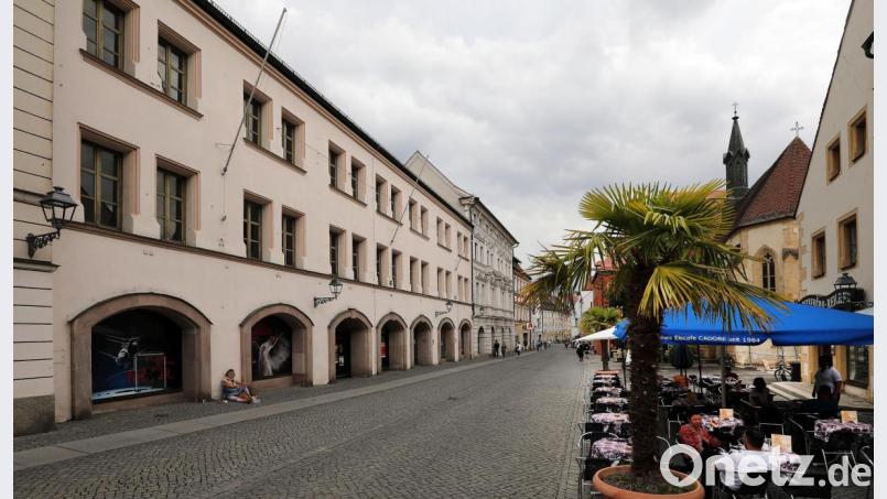 Es gibt neue Pläne für das leerstehende Kaufhaus Forum in der Amberger Altstadt (links im Bild): Ein Bauträger aus Amberg hat die Immobilie erworben. Bild: Wolfgang Steinbacher