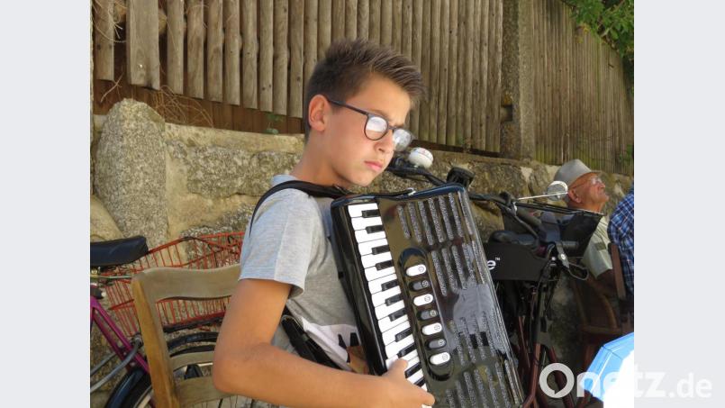 Simeon Franz spielte auf seinem Akkordeon. Bild: ubb