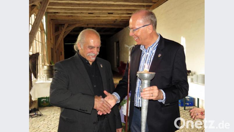 Jeff Beer übergab an Wolfgang Gropengießer (von links) den Stab und die Kerze und wünschte ihm ein erfolgreiches Rotary-Jahr. Bild: ubb