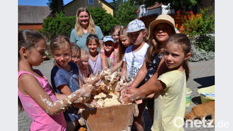 Mit Begeisterung waren die Kinder beim Brotbacken am Remmerer-Hof. Teig kneten machte besonders großen Spaß. Andrea und Sandro Stefinger führten sie in die Geheimnisse des Brotbackens ein. Bild: gi