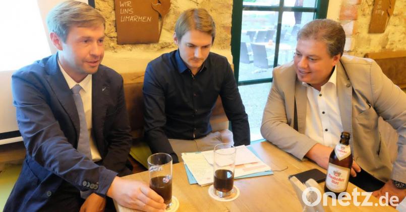 Bauoberrat Andreas Ettl, Projektleiter Christoph Hartmann und Bürgermeister Hans Gradl (von links) sprachen bei der Teil-Bürgerversammlung über den Hochwasserschutz an der Schwarzach. Bild: ohr