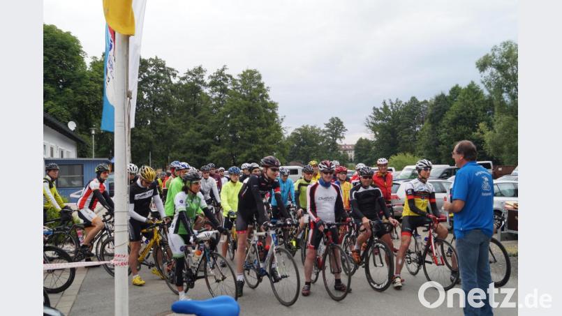 Bereits um 7 Uhr früh schickt Radsportchef Markus Dobmeier (rechts) 90 Radsportler auf die drei großen Strecken über 177, 121 und 77 Kilometer und wünscht ihnen unfallfreie Fahrt. Bild: du