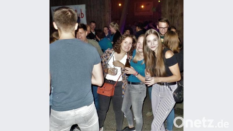 Viele Gäste feiern in Hannersgrün mit bei der Plattenparty des Hüttenclubs Dreiländereck. Bild: jml