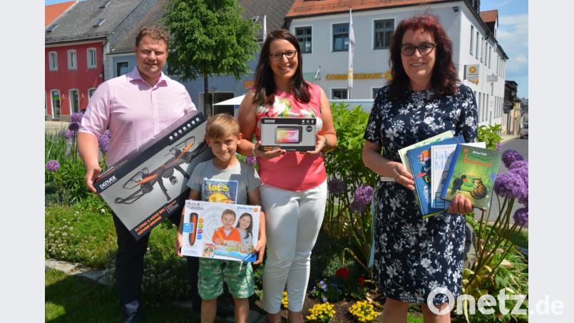 Beim Sommerferienleseclub gibt es wieder schöne Preise zu gewinnen. Von links Zweiter Bürgermeister Stefan Grillmeier, Luca und Sandra Schug sowie Büchereileiterin Viola Rieß mit den Hauptpreisen. Bild: jr