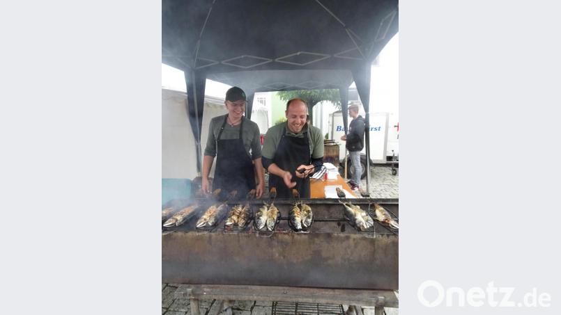 Die Fischbraterei hatte während des Festes immer gut zu tun. Bild: hm