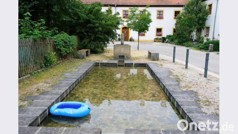 Der Dorfbrunnen inmitten der mustergültig sanierten Gebäude des großen Klosterhofes plätschert wieder Bild: do