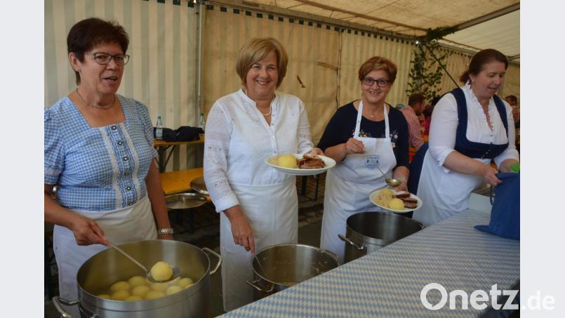 Schweinebraten und Knödel gab's am Mittwoch beim Zoiglfest in Mitterteich. Bild: jr