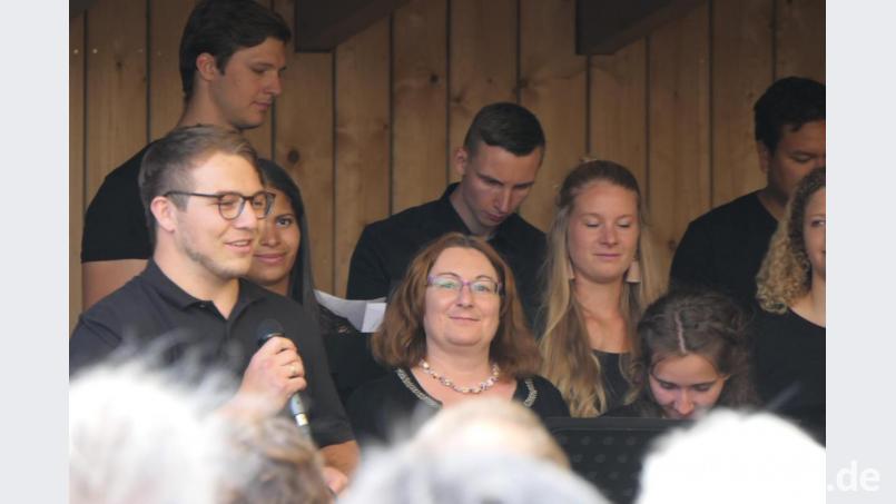 Beim Gospelkonzert lockten von &quot;Gospel&amp;More&quot; etwa 120 Besucher auf den Fehr-Hof. Bild: ils