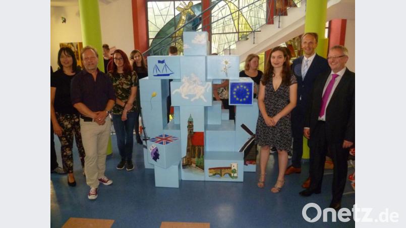 Rektor Udo Leitz (rechts mit Schulrat Stephan Tischler) freute sich mit dem Künstlerpaar Anne Dreiss und Joachim Krieg (links) über die Anerkennung als erste Oberpfälzer Pilot-Kunstmittelschule. Bild: usc