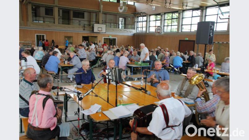 Die Mehrzweckhalle war gut gefüllt und die Senioren ließen sich mit „Liedern von früher“ von den Hobbymusikern und den vielen Betreuern verwöhnen. Bild: frd