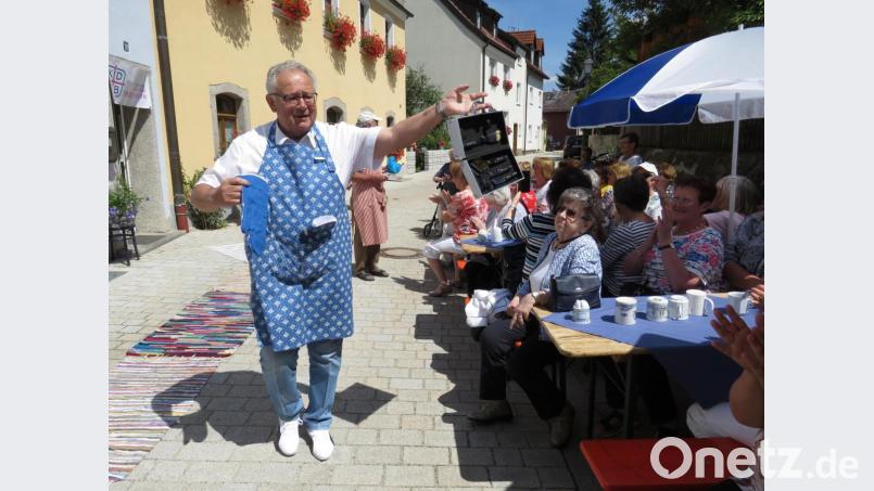 Bei der Modenschau von Olga Luft war alles ein wenig anders als üblich: Alfred Haubner zum Beispiel präsentiert selbstbewusst die Grillschürze für den Mann, inklusive Grillbesteck. Bild: ubb
