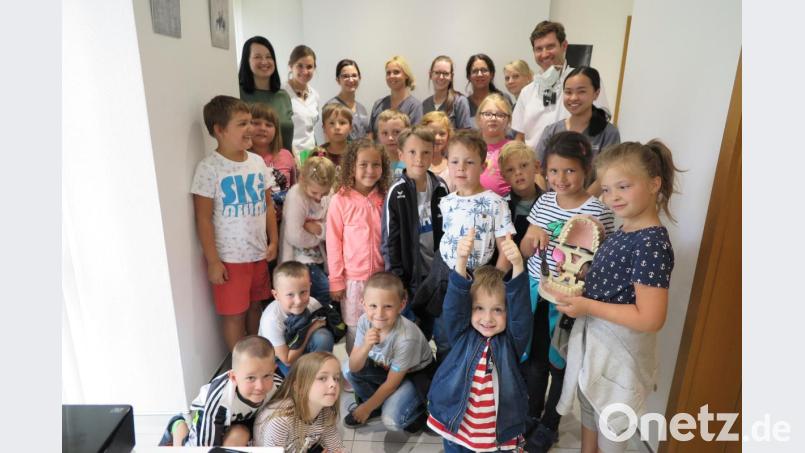 Zahnarzt Dr. Franz-Gregor Schmid (hinten rechts) und sein Team nehmen sich in der Praxis viel Zeit für die Kemnather Erstklässler. Bild: jzk