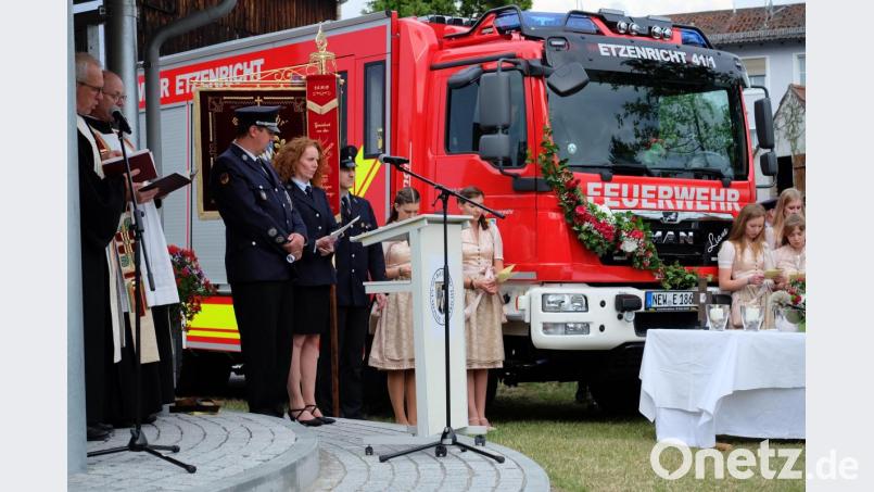Das neue Prachtstück der Etzenrichter Feuerwehr wird gesegnet. Kommandant Michael Roith und Patin Liane Heinze hören den Geistlichen aufmerksam zu. Bild: wlr