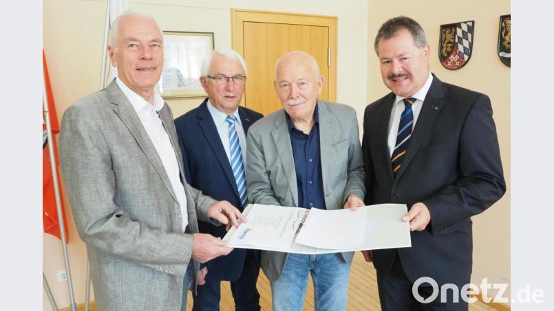 Arnold Kimmerl, stellvertretender Bürgermeister Kurt Koppmann, Ernst Bräutigam und Bernhard Werner (von links) sind zufrieden mit der Bilanz der Bemo, die in den vergangenen vier Jahren jeweils eine Dividende von drei Prozent ausschütten konnte. Bild: bl