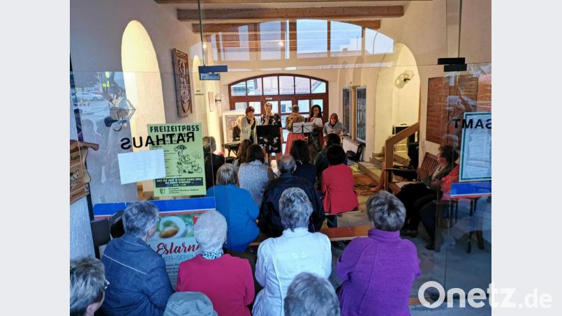 Die Zuhörer der Serenade finden im Rathaus einen trockenen Platz und lauschten den Melodien. Bild: gz