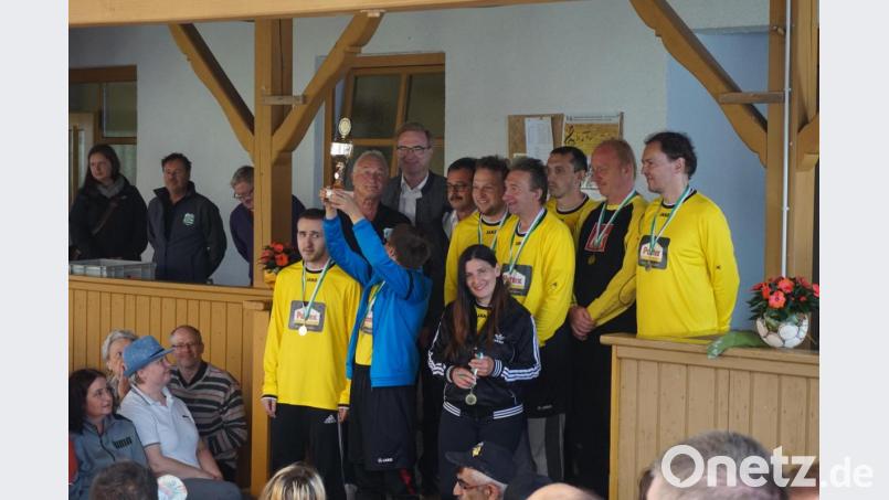 Die Mannschaft von "Hansa Krückstock" aus Bayreuth holte sich nach vier Spielen den Sieg beim hart umkämpften Fußballturnier mit 9 Teams. Mit auf dem Bild SC Weiding Vorstand Josef Hellerbrand und Schirmherr Alexander Flierl rechts neben dem den Siegerpokal hoch hebenden Mannschaftskapitän. Ganz links Übersetzerin Ivana Danisch, neben ihr Organisator Engelbert Horn Bild: eib