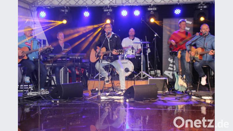 Ein begeisterndes Konzert bot die sechsköpfige Band &quot;Auf A Wort&quot;. Bild: kro