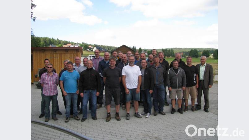 Bürgermeister Günter Kopp führt die Klärwärter sowie Vertreter vom Wasserwirtschaftsamt durch die Kläranlage in Witzlasreuth. Bild: exb