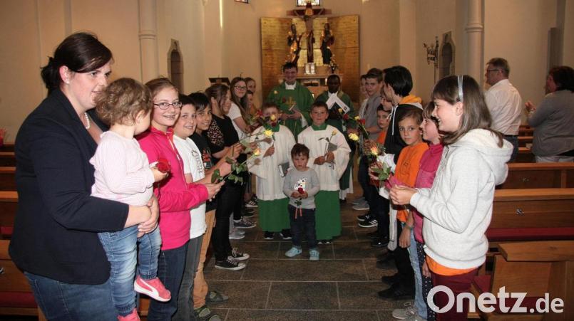 Zum Abschied überreichten die Pfarreikinder Rosen an die Geistlichen, die in Kürze die Pfarreiengemeinschaft Wiesau/ Falkenberg verlassen werden. Bild: wro