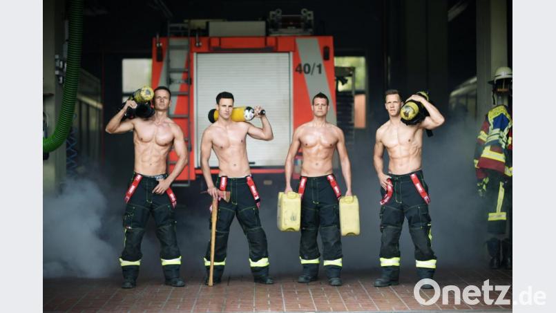 Feuerwehrmänner der Berufsfeuerwehr Würzburg auf einem Kalender. Foto: Laura Schumacher/Archivbild Bild: Laura Schumacher