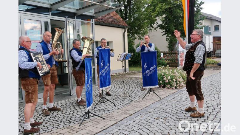 Mit flotten Klängen eröffnet die Bläsergruppe „s’Vilsblech“ das Bürgerfest am Harranger. Bürgermeister Norbert Bücherl gibt dabei den Takt vor. Bild: rha