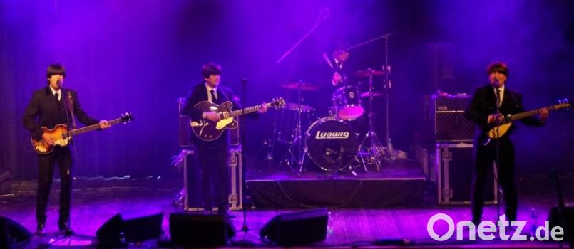 Mit authentischen Kostümen, Haarmähnen und Instrumenten nahmen die vier Musiker von „Made in Liverpool“ aus dem Cavern-Club die Gäste mit auf eine musikalische Beatles-Reise. Bild: weu