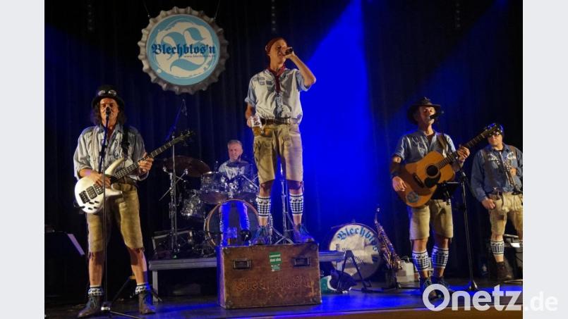 Mit einer „Hammerband“, der „Blechblos´n“ aus München, haben die Verantwortlichen der Neunbuger Musiknacht einen Volltreffer gelandet. Von bayrisch Folk über Partymusik bis hin zu Rockklassikern und Charthits hatten sie alles im Repertoire. Bild: weu