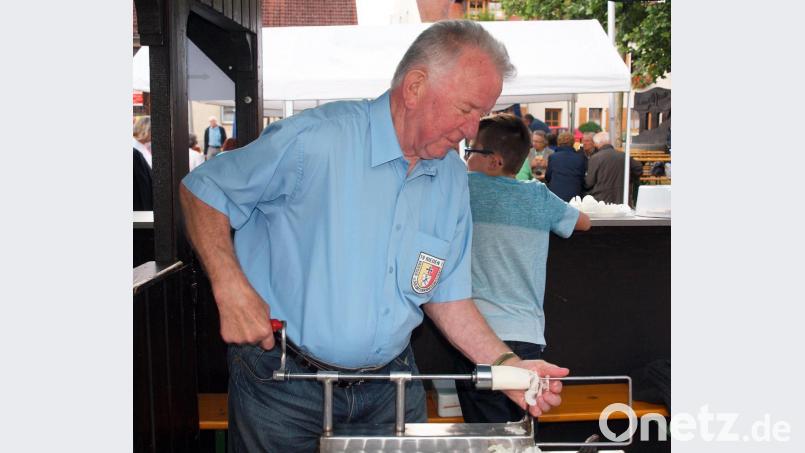 Josef Schwendtner kurbelte an seiner Rettichmaschine Endlosradis. Bild: sön