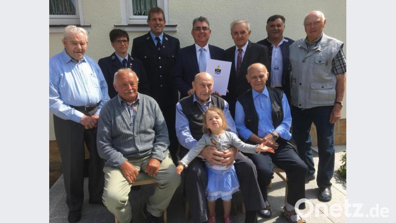 Zahlreiche Vereinsvertreter, die Markt- und Pfarrgemeinde gratulierten Johann Graf aus Weickenricht (sitzend Mitte) zum 90. Geburtstag (sitzend von links): Alfons Merkl sen. (Kirchengemeinde Seugast), Jubilar Johann Graf mit Urenkelin Emilia, Manfred Fritsche (KAB-Vorsitzender). Stehend von links: Johann Ruprecht, 1. Vorsitzende Isolde Schmidt, 2. Vorsitzender Andreas Götz (beide FF Seugast), Bürgermeister Norbert Bücherl, 2. Bürgermeister Helmut Klier, Johann Großer (Siedlergemeinschaft Freihung) und Georg Kraus. Bild: nbu