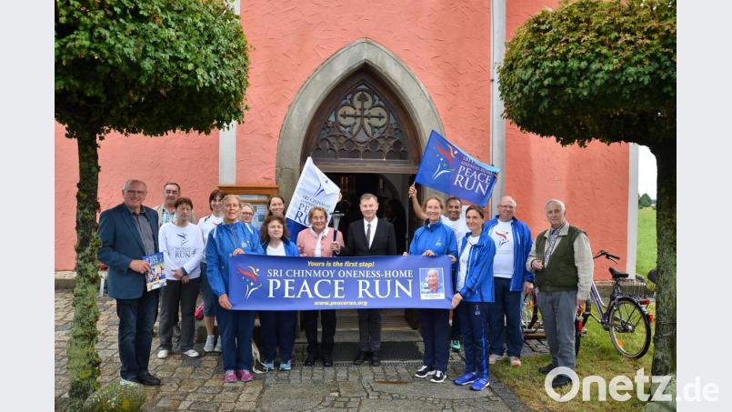 Eine Gruppe von &quot;Peace Run&quot; aus Heidelberg bereichert unter Leitung von Vasanti Niemz (Fünfte von links) den Festgottesdienst. Bild: fjo