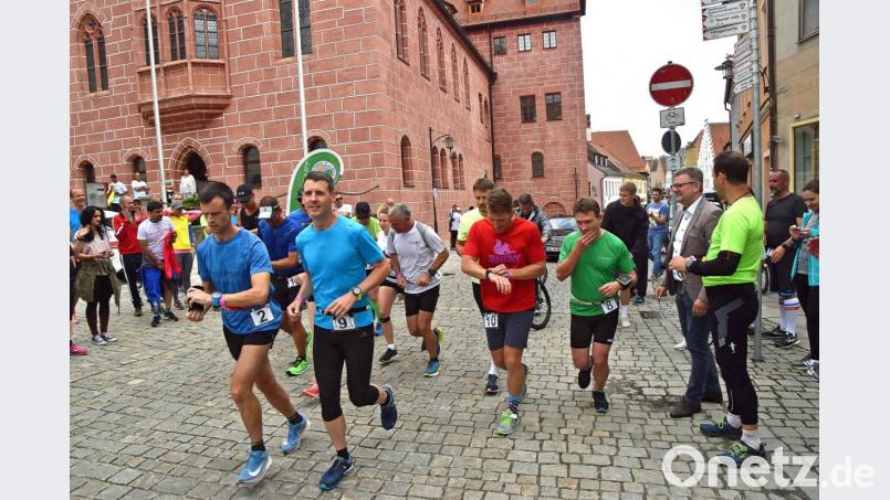 Bürgermeister Michael Göth schickte die Läufer am Sonntag um 14 Uhr auf die Etappe nach Neukirchen. Bild: Andreas Royer